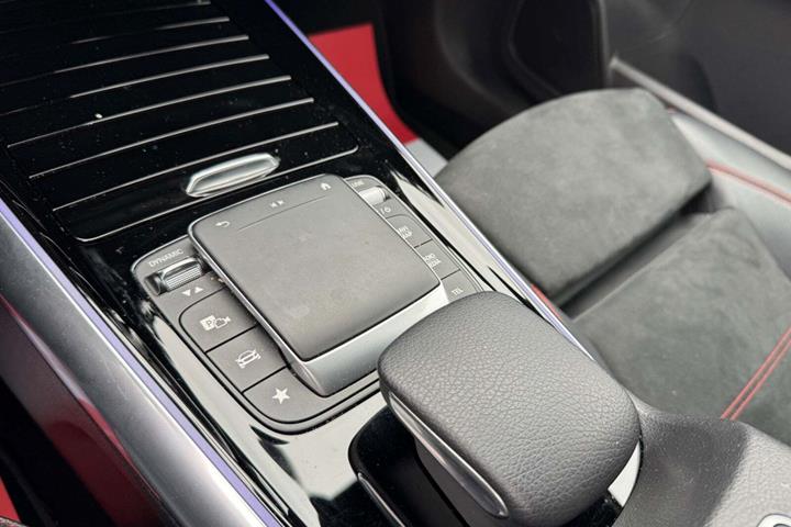 Hvid Mercedes GLA250 e fra 2021