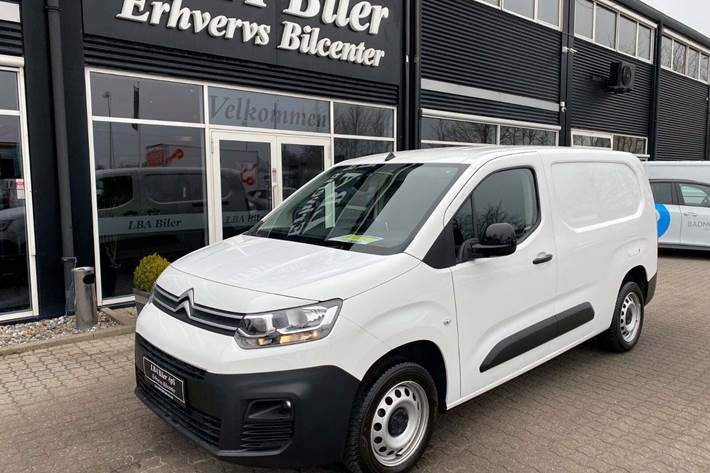Hvid Citroën Berlingo fra 2022 set udefra