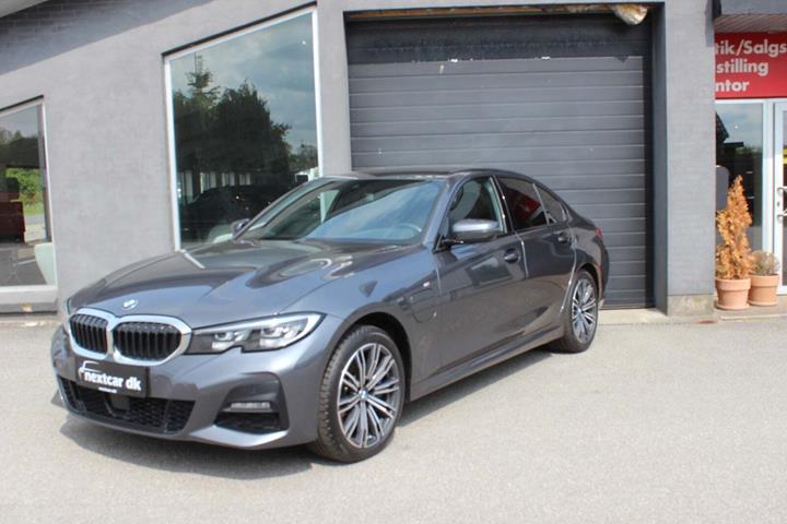 Grå BMW 330e fra 2020 set udefra
