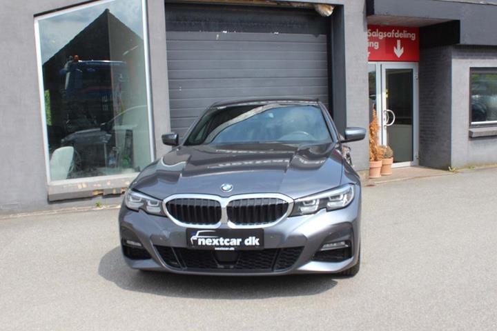 Grå BMW 330e fra 2020