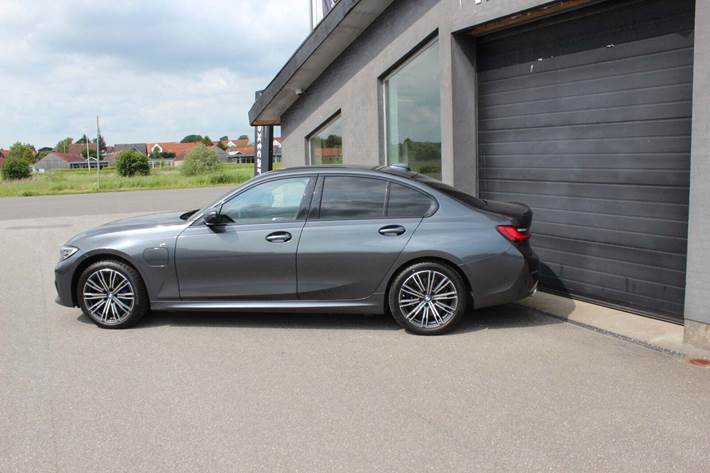 Grå BMW 330e fra 2020