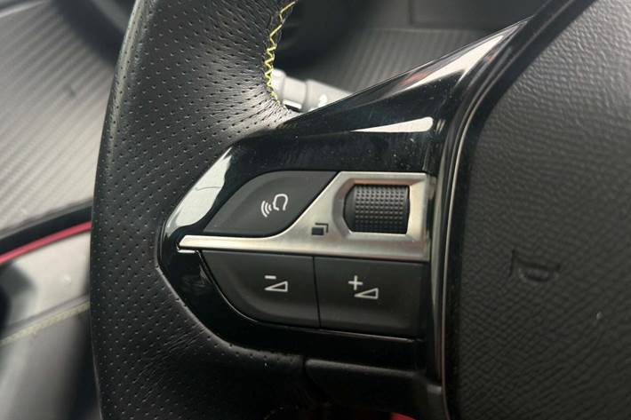 Orange Peugeot e-2008 fra 2020