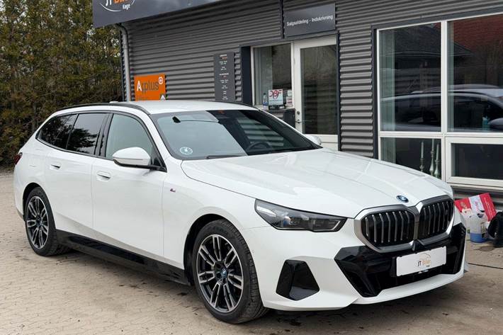 Hvid BMW i5 fra 2025 set udefra
