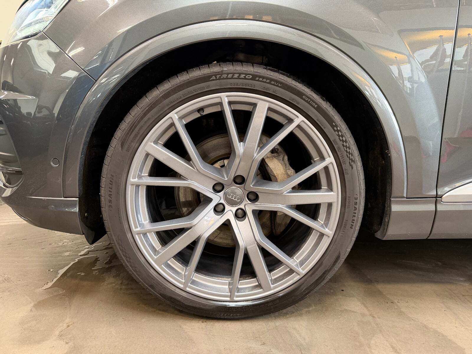 Grå Audi Q7 fra 2017