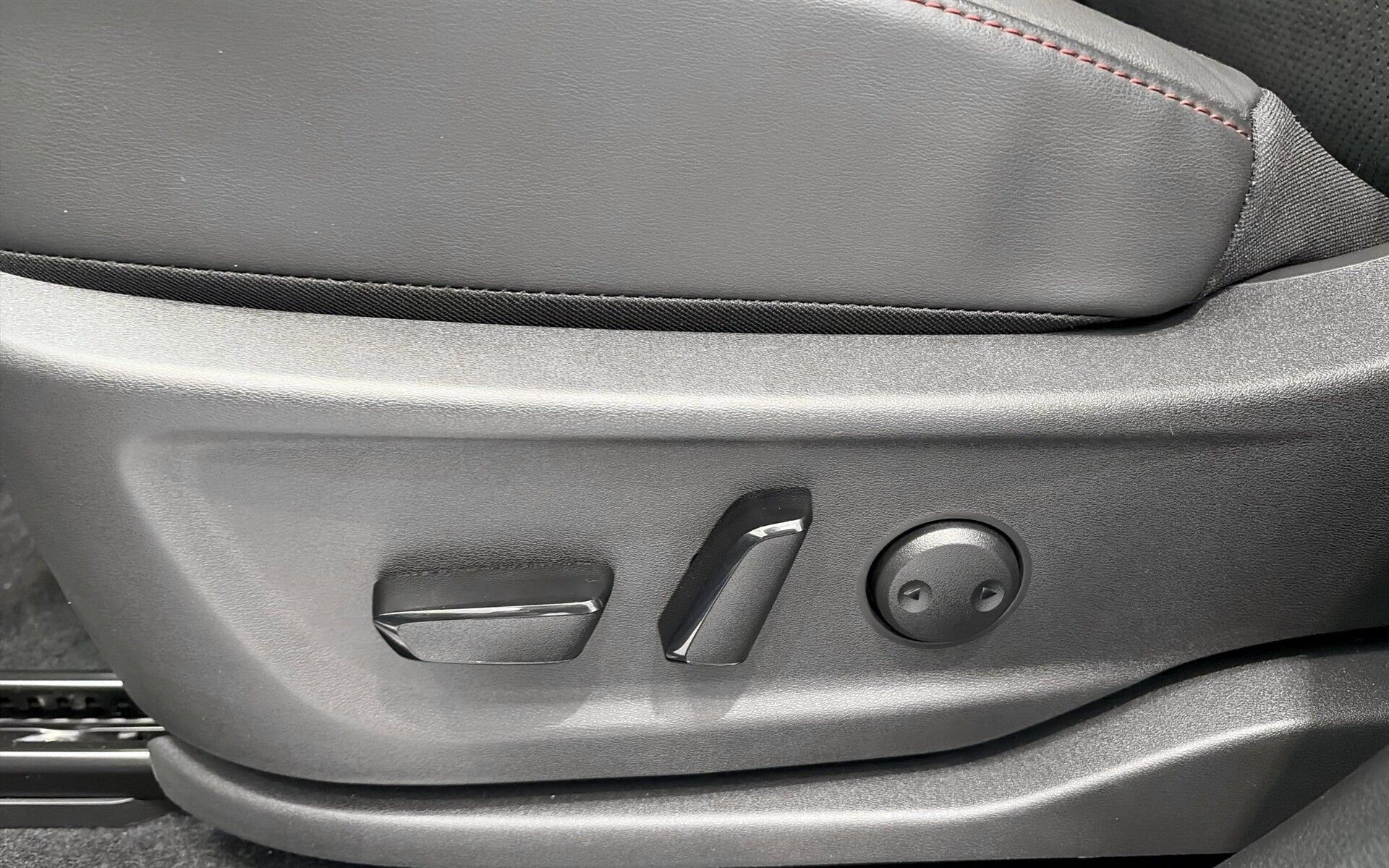 Grå Nissan Ariya fra 2026