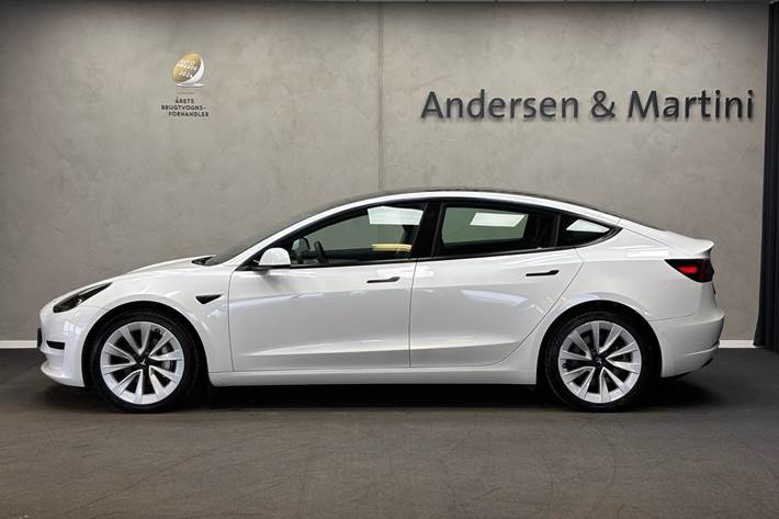 Hvid Tesla Model 3 fra 2021