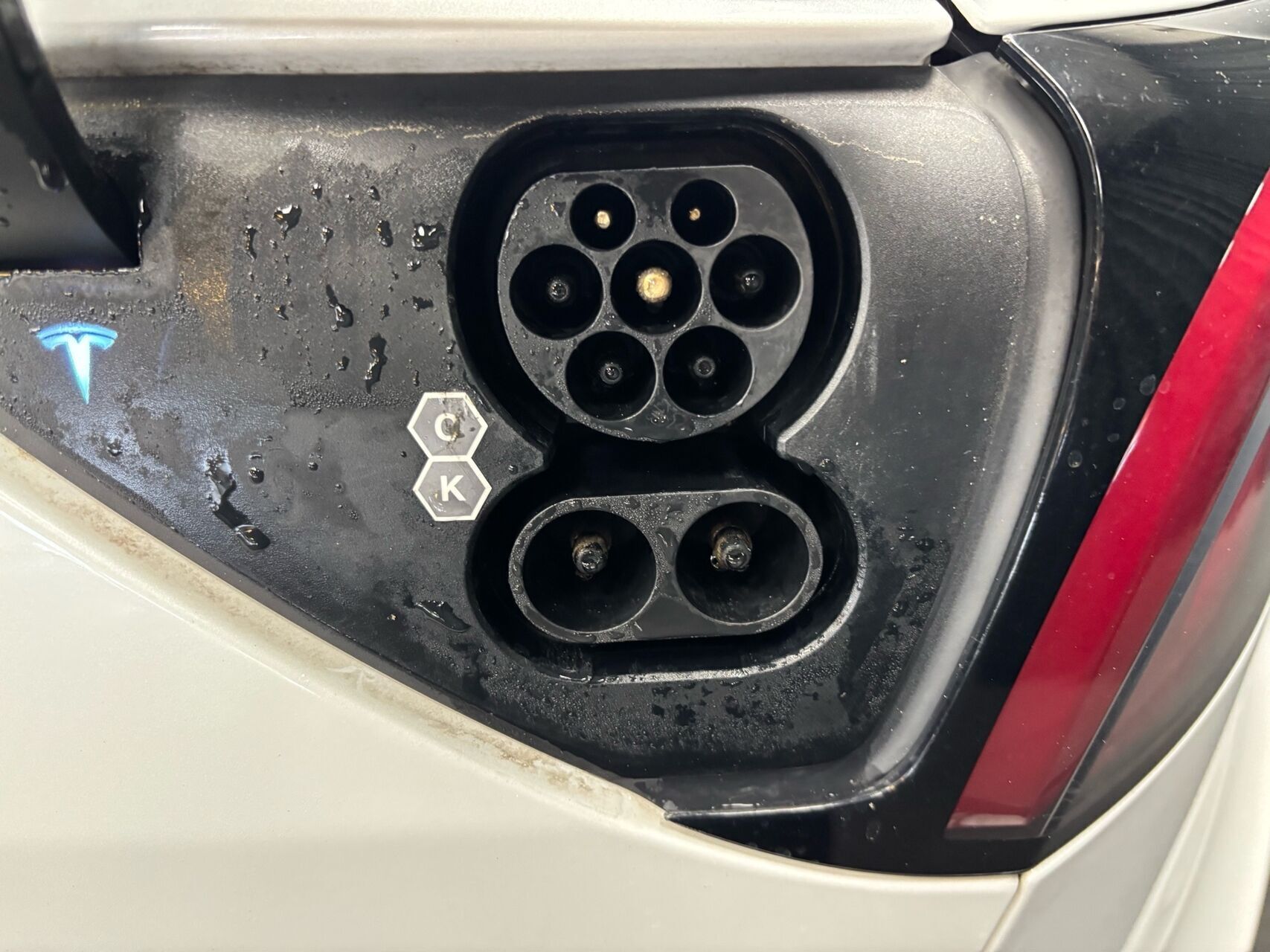 Hvid Tesla Model 3 fra 2021