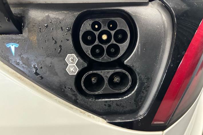 Hvid Tesla Model 3 fra 2021