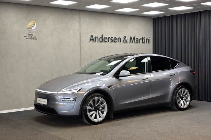 Grå Tesla Model Y fra 2025