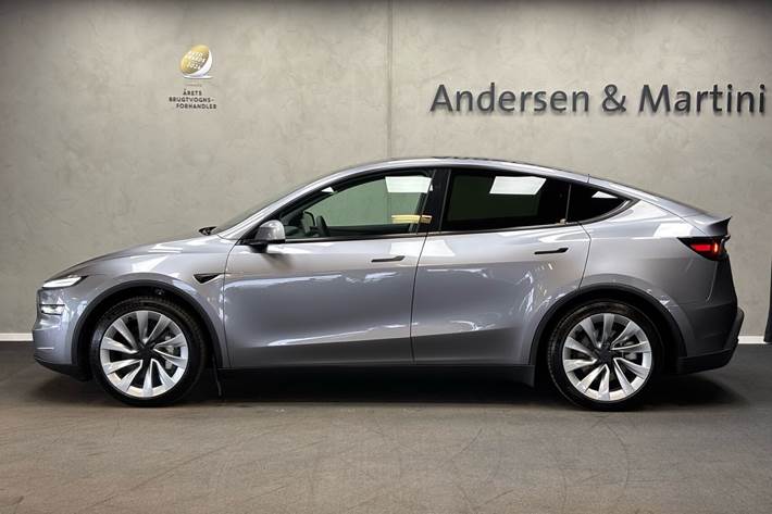 Grå Tesla Model Y fra 2025