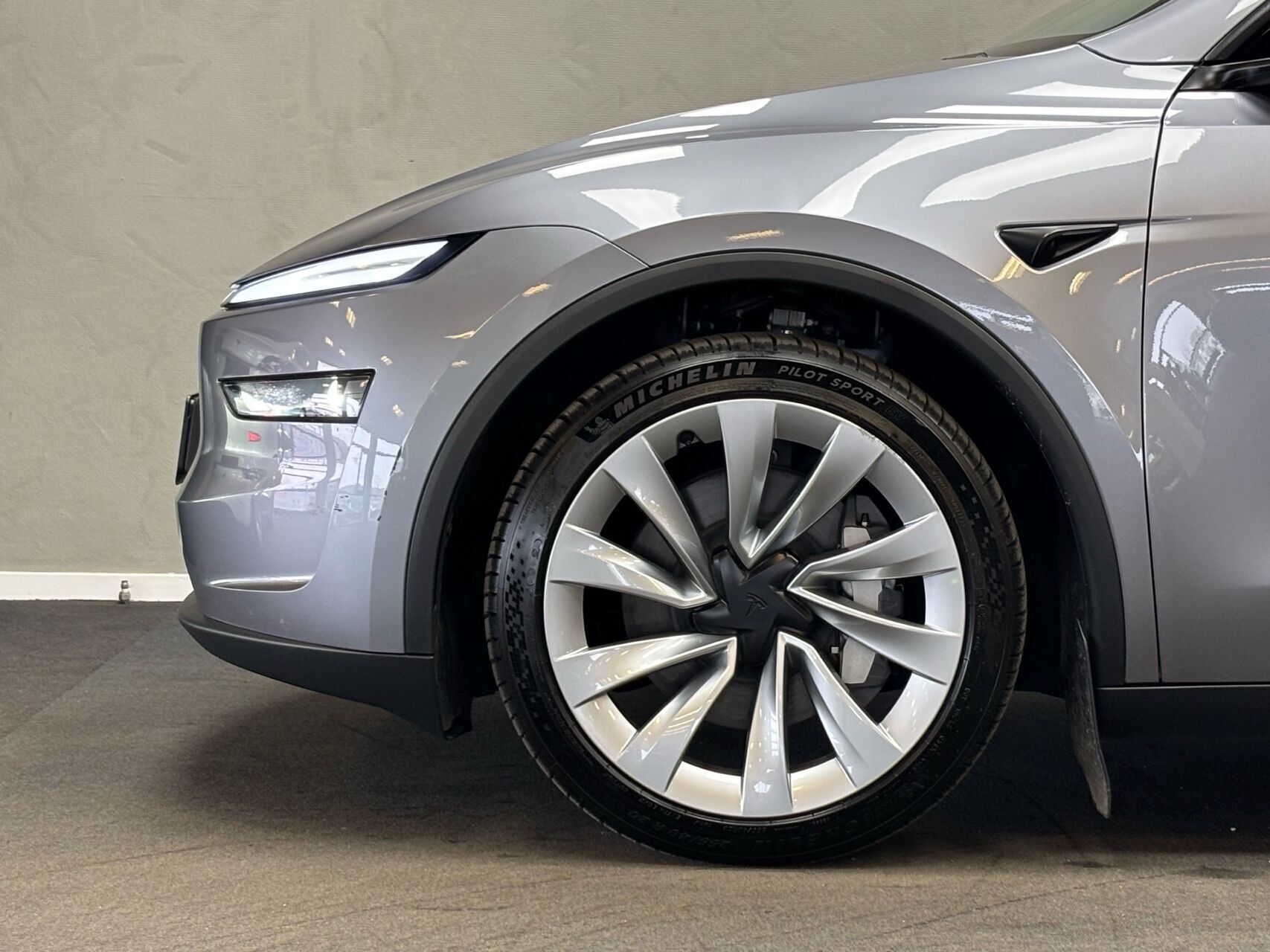 Grå Tesla Model Y fra 2025