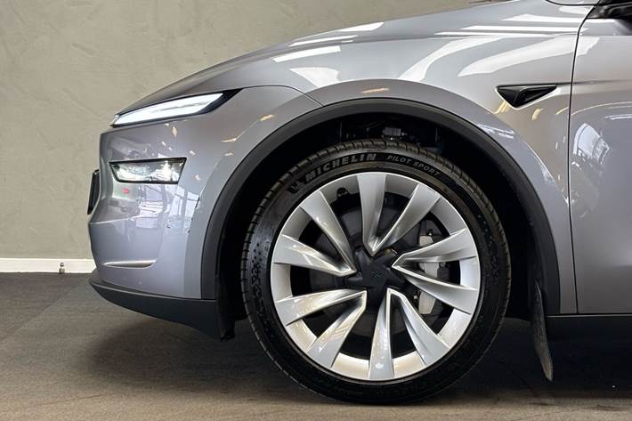 Grå Tesla Model Y fra 2025