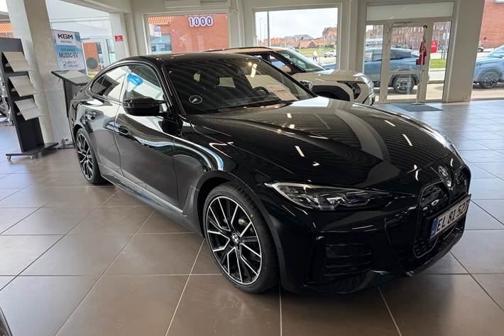 Sort BMW i4 fra 2024 set udefra