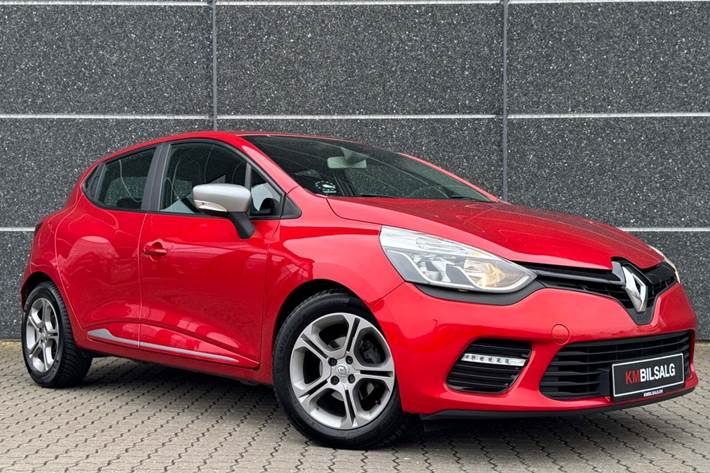 Rød Renault Clio IV fra 2016