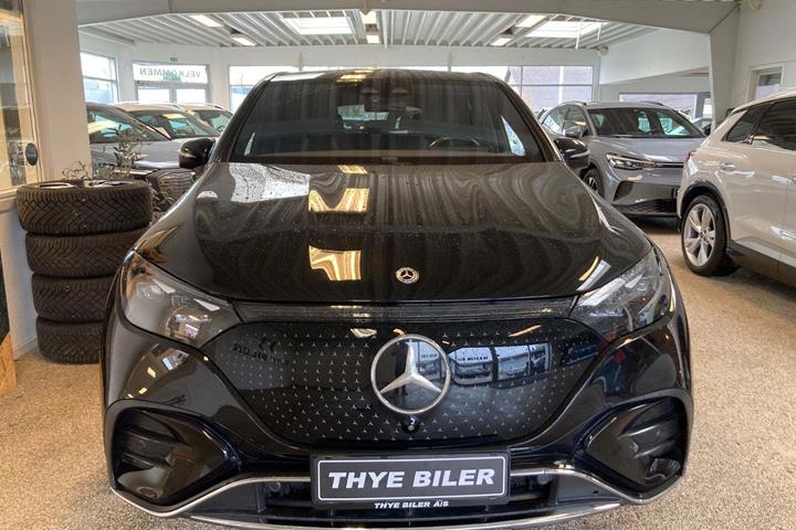 Sort Mercedes EQE500 SUV fra 2024 set udefra