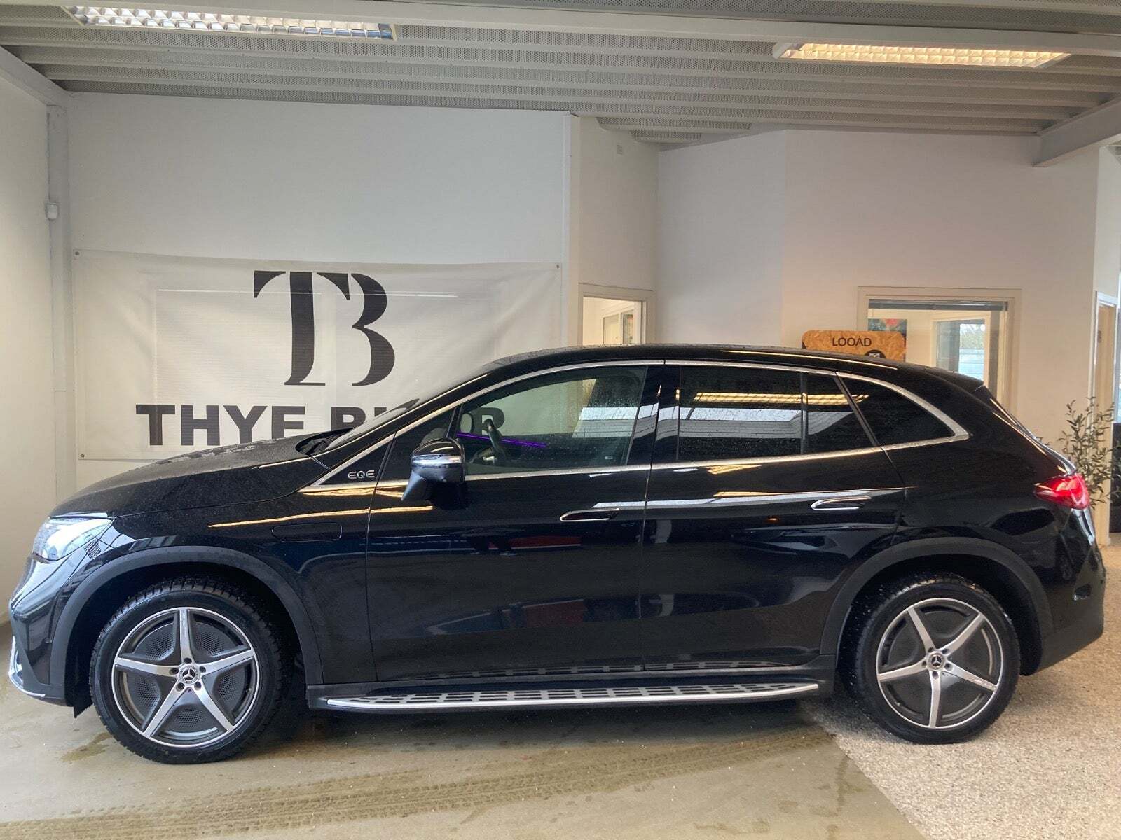 Sort Mercedes EQE500 SUV fra 2024