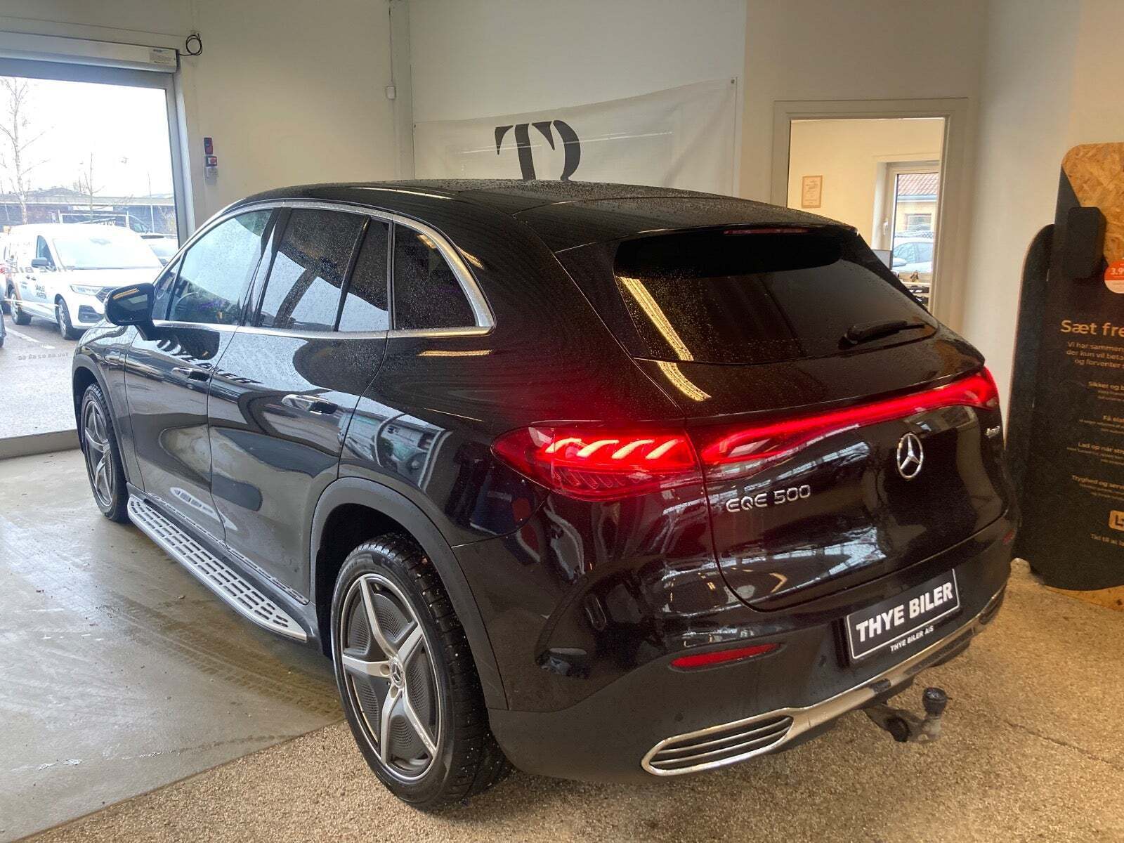 Sort Mercedes EQE500 SUV fra 2024