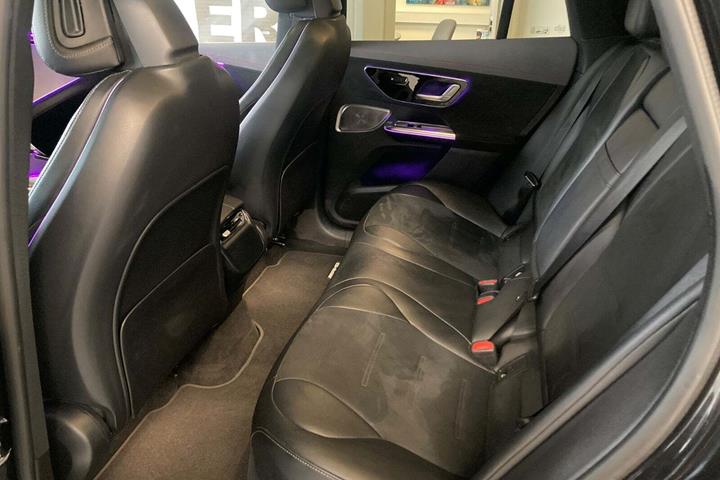 Sort Mercedes EQE500 SUV fra 2024