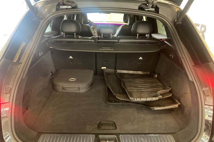 Sort Mercedes EQE500 SUV fra 2024