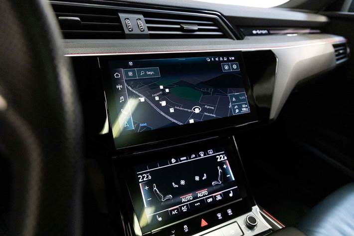 Hvid Audi e-tron fra 2022