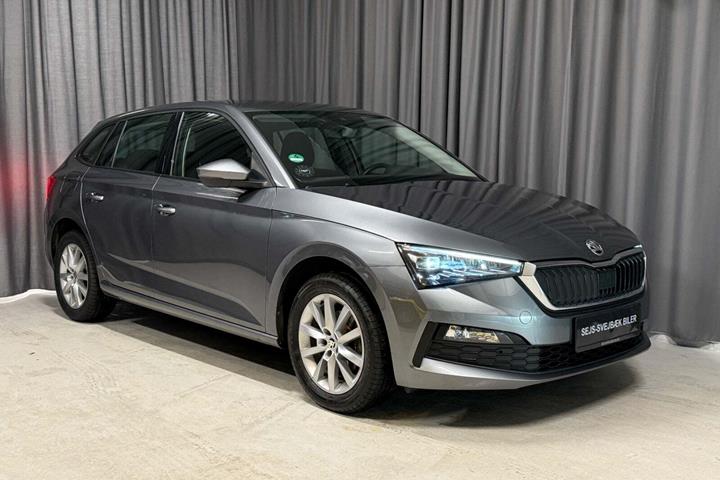 Grå Skoda Scala fra 2022 set udefra