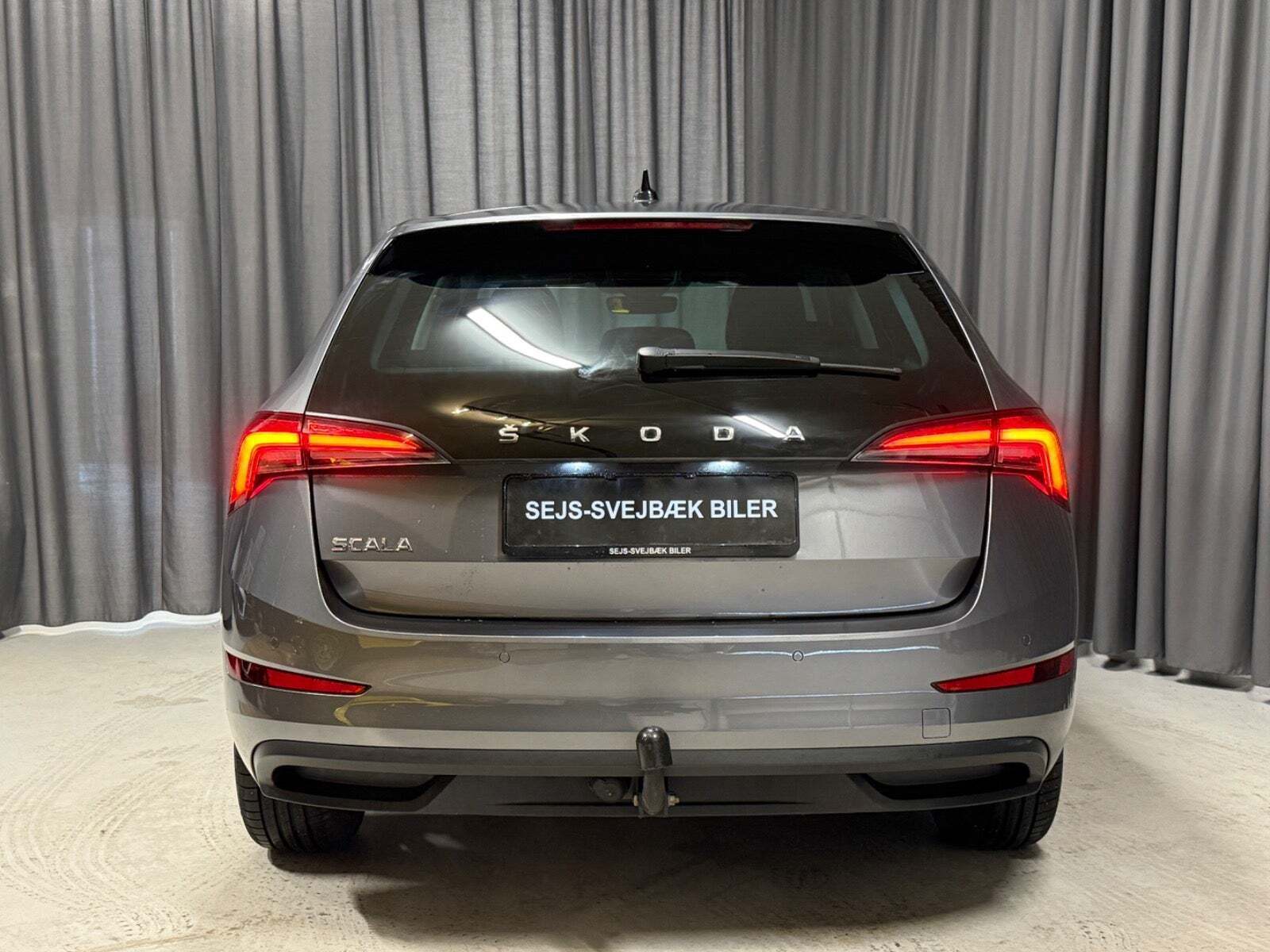 Grå Skoda Scala fra 2022