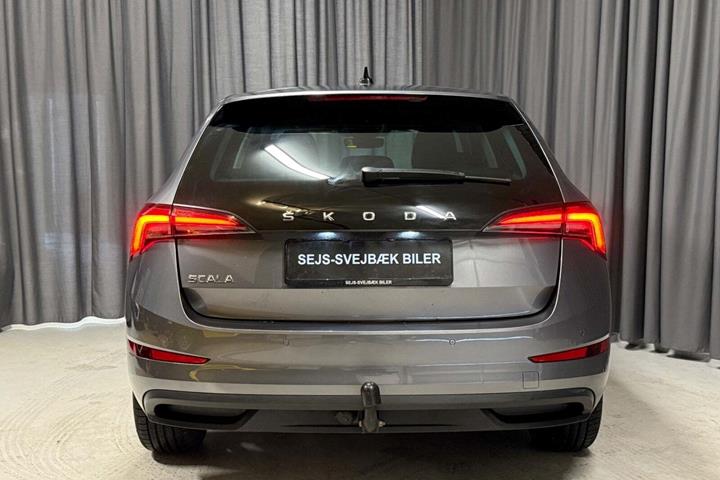 Grå Skoda Scala fra 2022