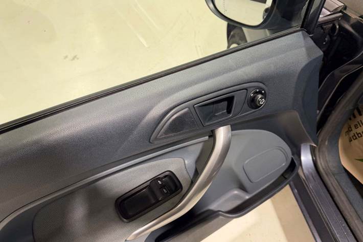 Grå Ford Fiesta fra 2010