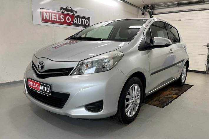 Sølv Toyota Yaris fra 2012