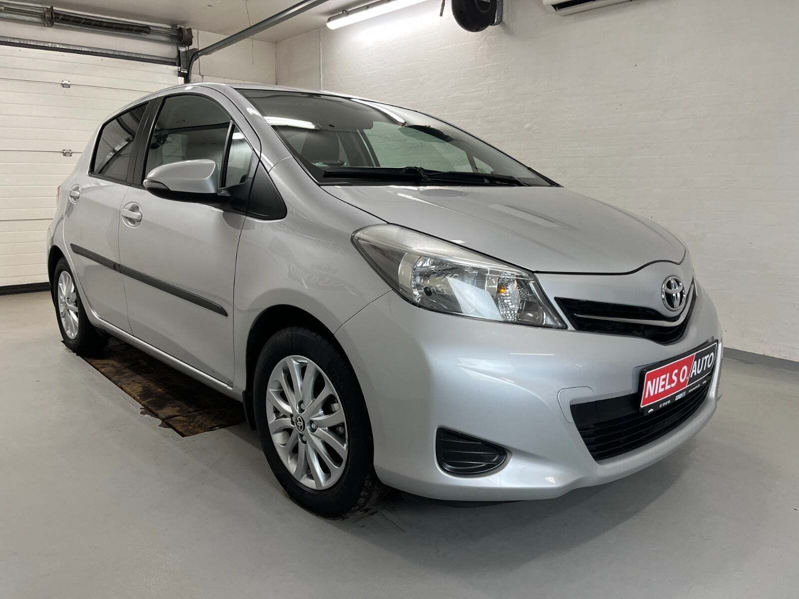 Sølv Toyota Yaris fra 2012