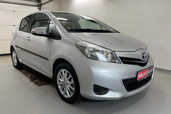 Sølv Toyota Yaris fra 2012