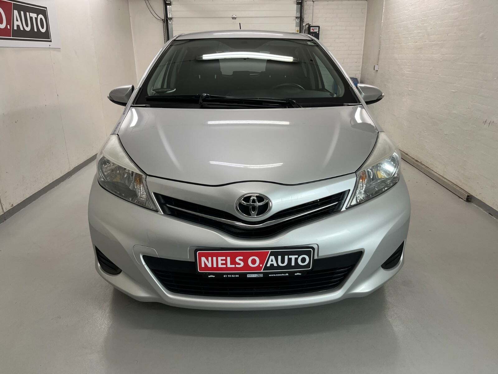 Sølv Toyota Yaris fra 2012
