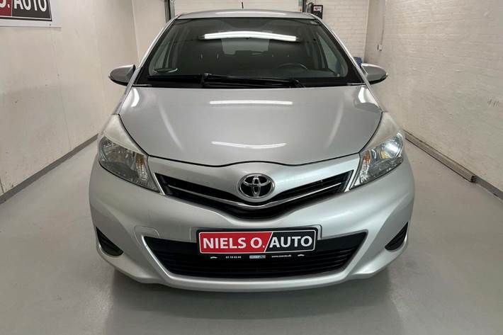 Sølv Toyota Yaris fra 2012
