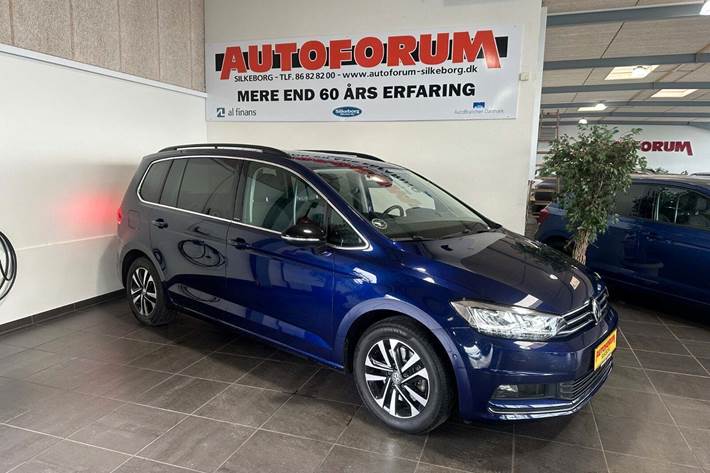 Blå VW Touran fra 2020