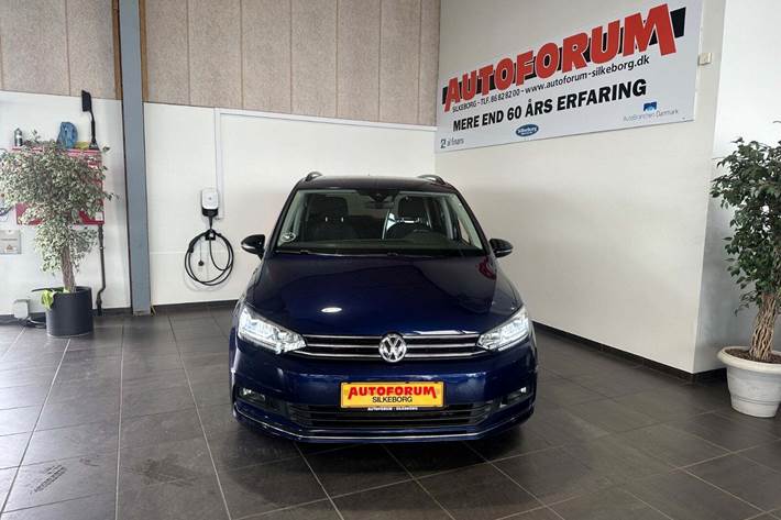 Blå VW Touran fra 2020