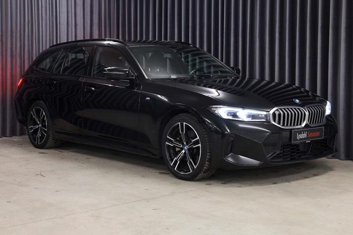 Sort BMW 330e fra 2024 set udefra