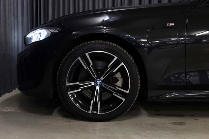 Sort BMW 330e fra 2024