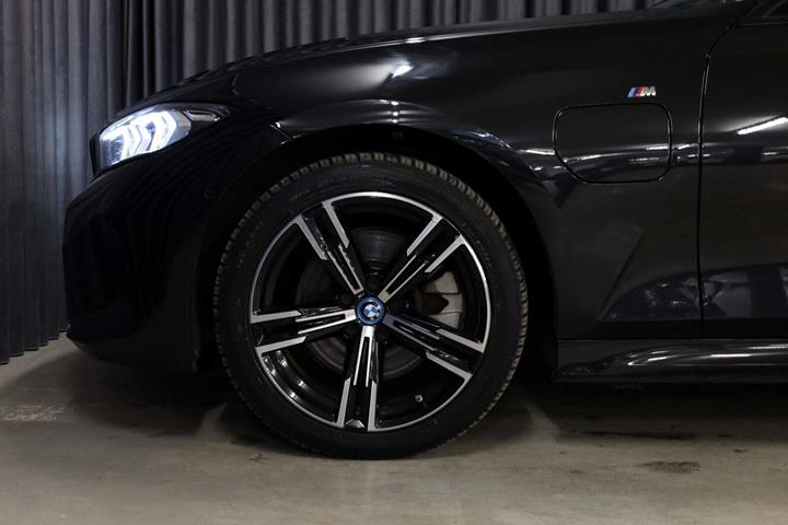 Sort BMW 330e fra 2024