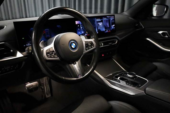 Sort BMW 330e fra 2024