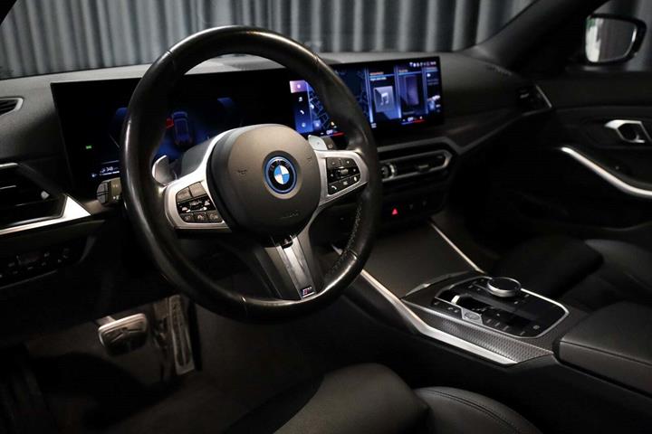 Sort BMW 330e fra 2024