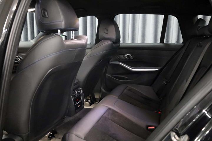 Sort BMW 330e fra 2024