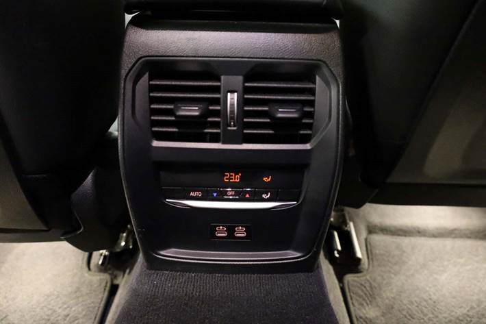 Sort BMW 330e fra 2024