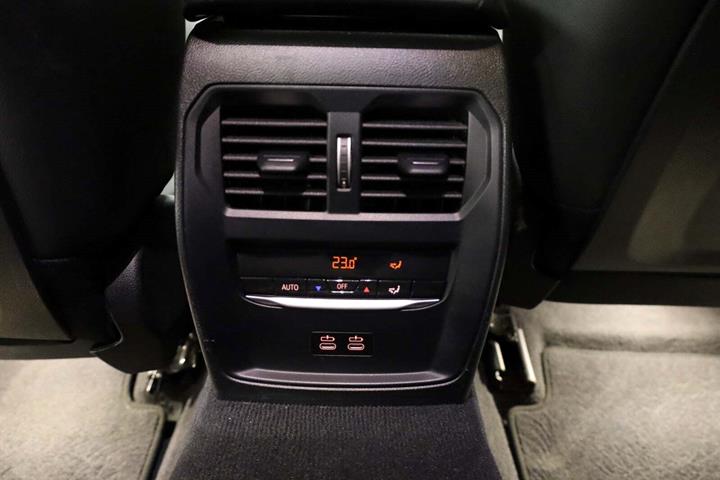 Sort BMW 330e fra 2024