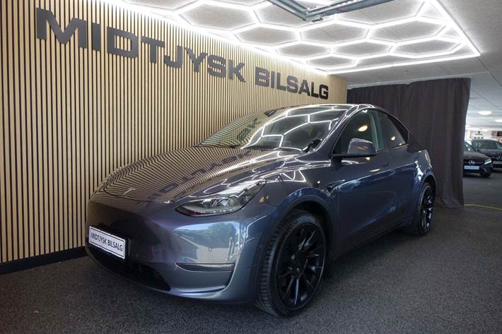 Grå Tesla Model Y fra 2023