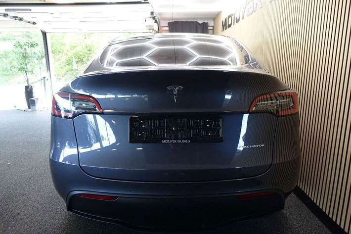 Grå Tesla Model Y fra 2023