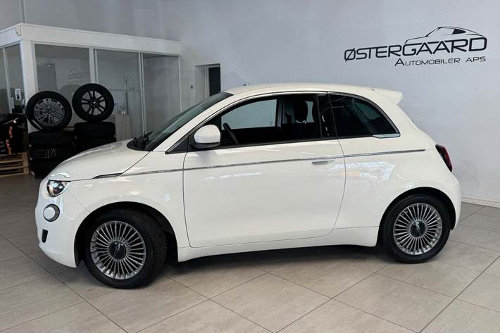 Hvid Fiat 500e fra 2023