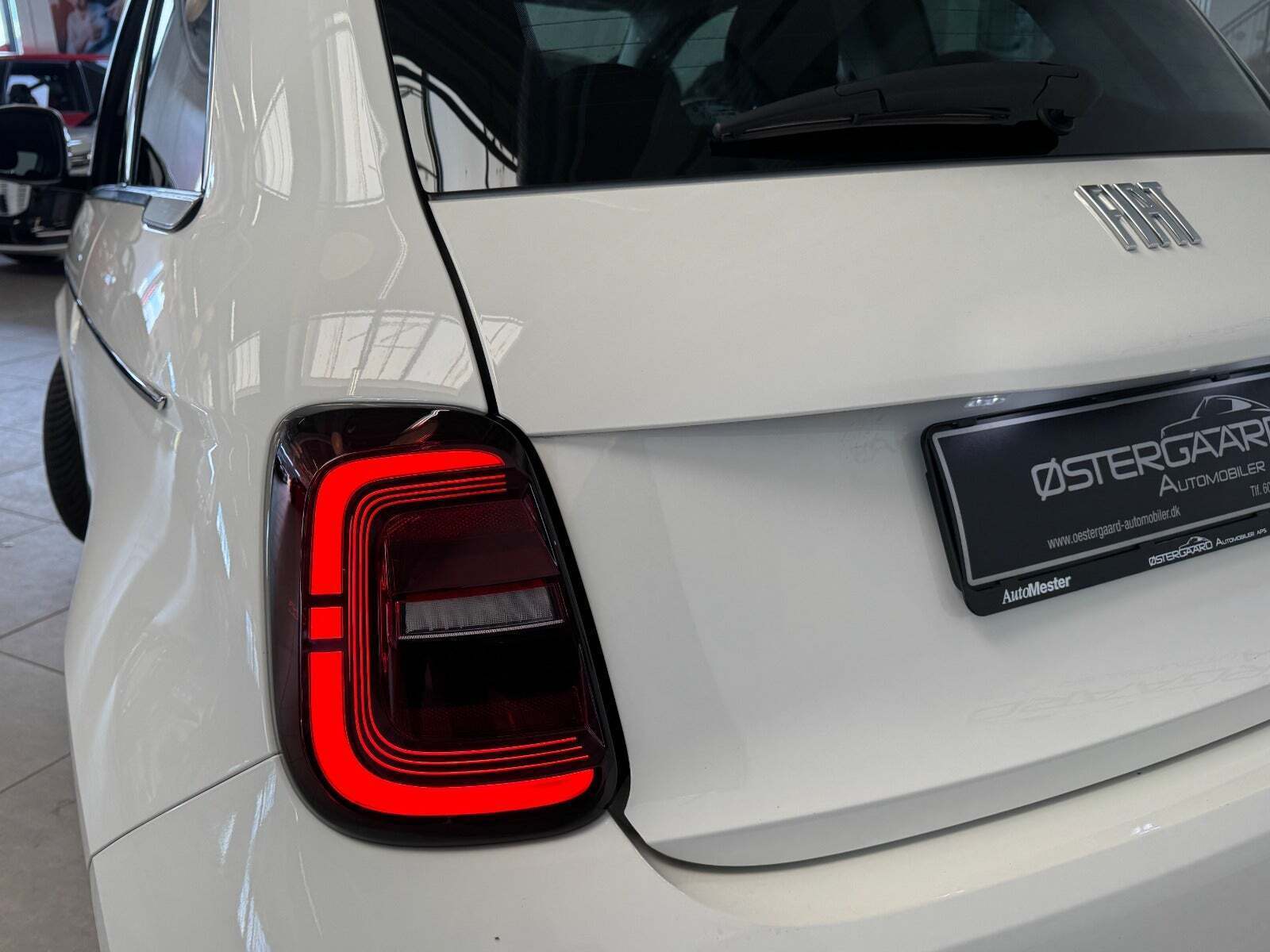 Hvid Fiat 500e fra 2023