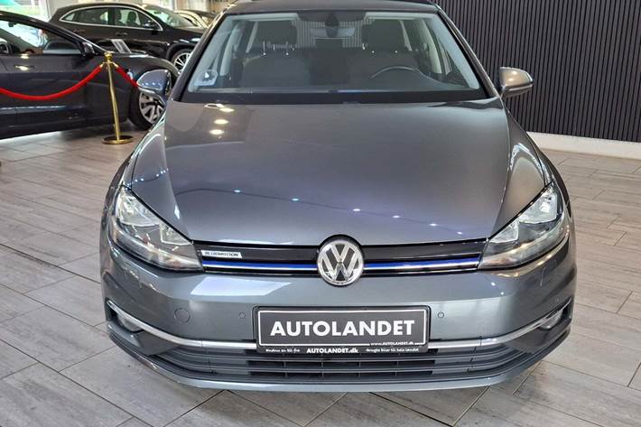 Grå VW Golf VII fra 2018