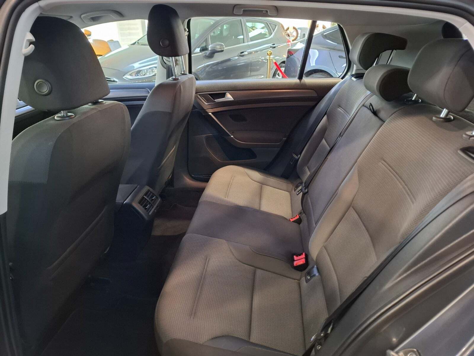 Grå VW Golf VII fra 2018