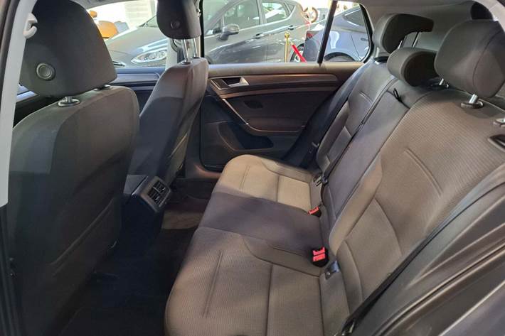 Grå VW Golf VII fra 2018